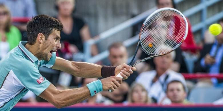 Petenis Serbia, Novak Djokovic, mengembalikan bola Richard Gasquet dari Perancis, saat bertemu pada babak perempat final Rogers Cup, di Uniprix Stadium Montreal, Kanada, Jumat (9/8/2013).