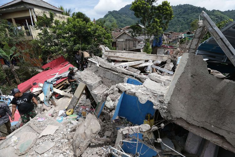 Kerusakan akibat gempa di Kampung Cibeureum Kaler, Desa Cibeureum, Kecamatan Cugenang, Kabupaten Cianjur, Jawa Barat, Selasa (22/11/2022). Sedikitnya 162 orang meninggal dunia, 326 warga luka-luka, dan 13.784 orang mengungsi akibat gempa bermagnitudo 5,6 di Cianjur.