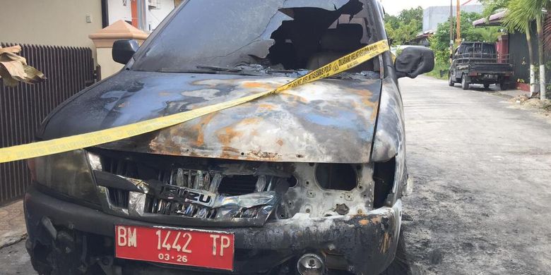 Mobil dinas pejabat Lapas Pekanbaru yang dibakar OTK, Kamis (20/1/2022).