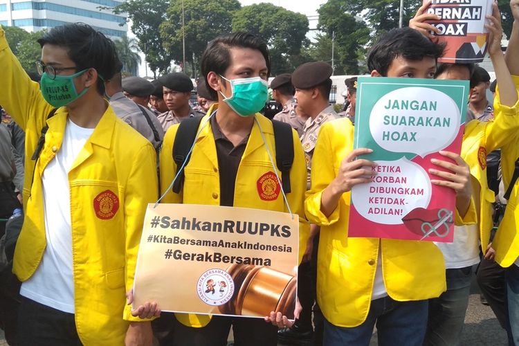 Ratusan perempuan gelar aksi demo di depan gedung DPR RI. Mereka menuntut anggota DPR Sahkan RUU PKS, Selasa (17/9/2019)