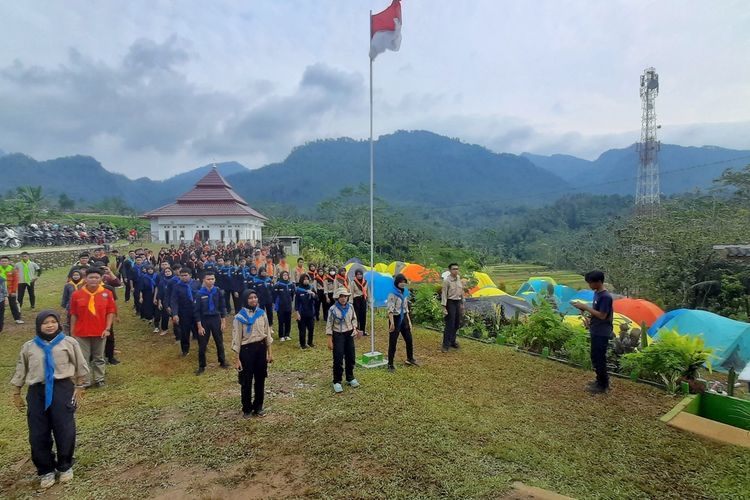 Ratusan relawan dari unsur Organisasi Pecinta Alam (OPA) se-Kabupaten Purbalingga, Jawa Tengah menggelar kemah bersama di Desa Kramat, Kecamatan Karangmoncol, Minggu (29/1/2023).