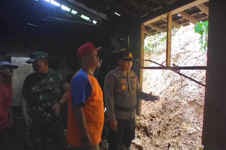 LONGSOR—Anggota Polres Wonogiri bersama TNI dan relawan mengecek lokasi tanah longsor yang menimpa rumah warga di Desa Brenggolo, Kecamatan Jatiroto, Kabupaten Wonogiri, Jawa Tengah,Senin  (7/11/2022).