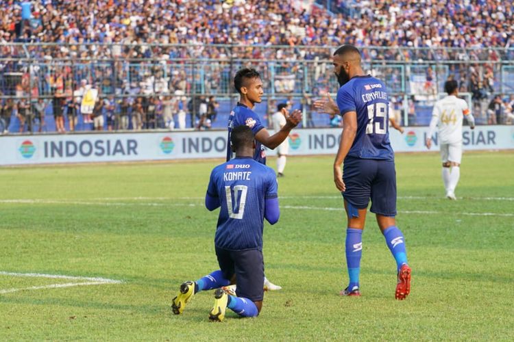 Pemain Arema FC melakukan selebrasi setelah Makan Konate berhasil mengalahkan PSS Sleman pada Selasa (24/9/2019) di Stadion Kanjuruhan, Kabupaten Malang.