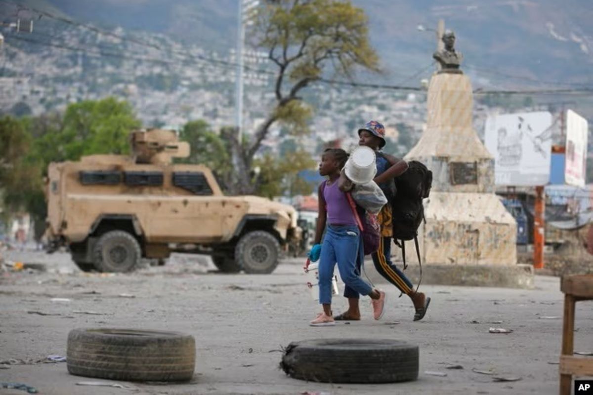 Warga meninggalkan rumah mereka untuk menghindari kekerasan geng di lingkungan Portail di Port-au-Prince, Haiti, Kamis, 29 Februari 2024.