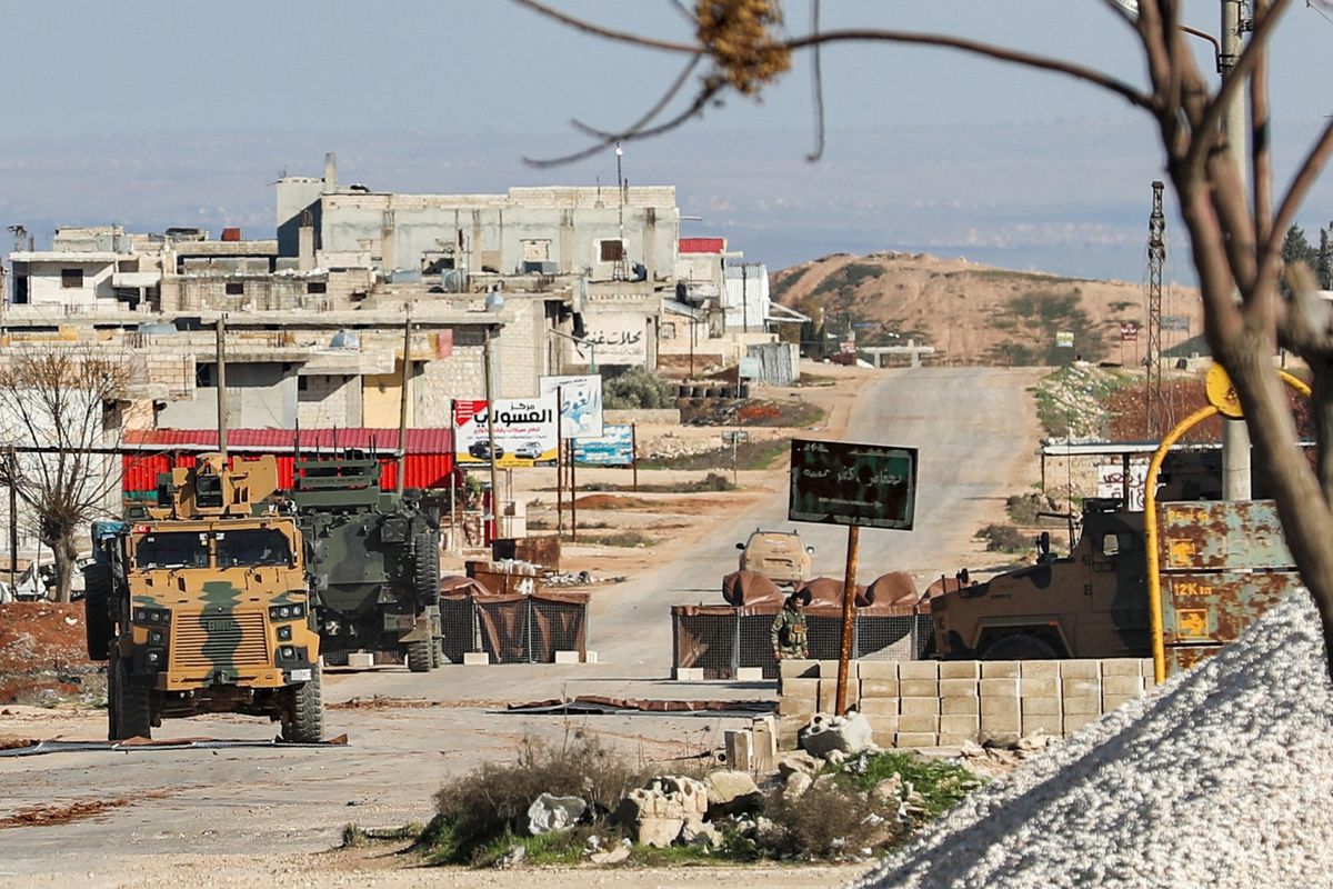Gambar yang diambil pada 1 Februari 2020 menunjukkan kendaraan militer Turki di pos observasi kota Saraqeb, timur Idlib, Suriah, di mana jalurnya mengarah ke persimpangan dekat kota tetangga Aleppo.