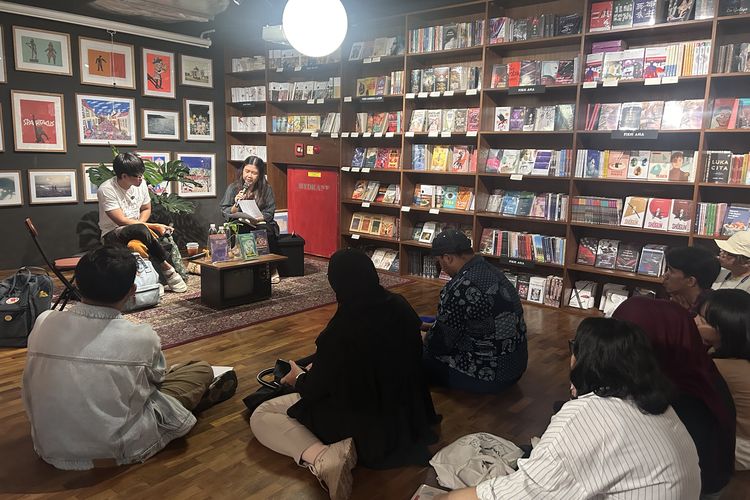 Suasana workshop buku di Smiljan Makarya yang berlokasi di Matraman, Jakarta Timur, Sabtu (9/2/2024).