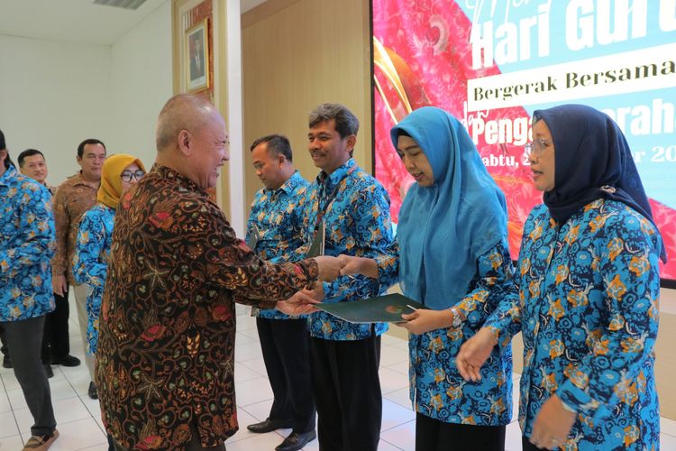 Guru-guru Labschool UNJ diberikan penghargaan saat merayakan peringatan Hari Guru Nasional (HGN) 2023 di Jakarta, pada Sabtu (25/11/2023).