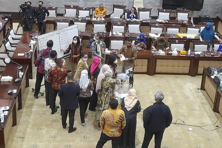 Pemungutan suara melalui voting sebagai hasil fit and proper test calon anggota BPK RI Periode 2022-2027 di Komisi XI DPR, Jumat (18/3/2022).