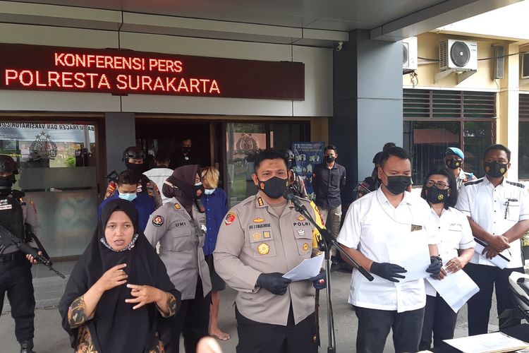 Kapolresta Solo Kombes Pol Ade Safri Simanjuntak memberikan keterengan pers dalam ungkap kasus dugaan eksploitasi anak di bawah umur di Mapolresta Solo, Rabu (10/3/2021).