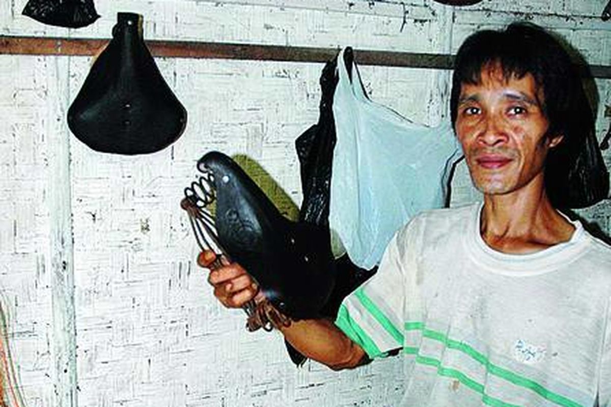 Asrori (48), perajin sadel sepeda kuno di Desa Petanahan, Kecamatan Petanahan, Kabupaten Kebumen, Jawa Tengah.