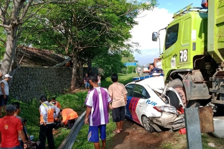 Dump truk menabrak mobil PJR Kakorlantas Mabes Polri di Tol Tangerang Merak KM 66