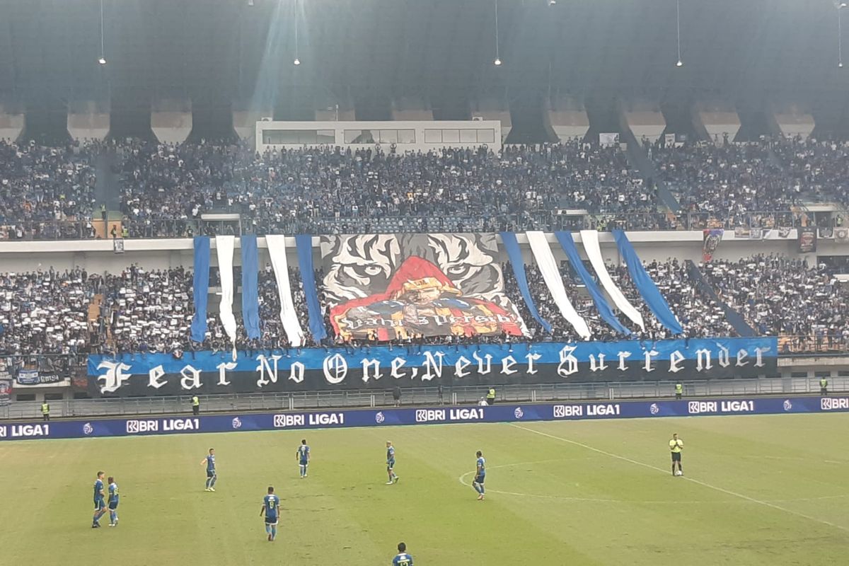 Suasana di dalam Stadion Gelora Bandung Lautan Api saat pertandingan Persib Bandung lawan Persija Jakarta, Rabu (11/1/2023). 
