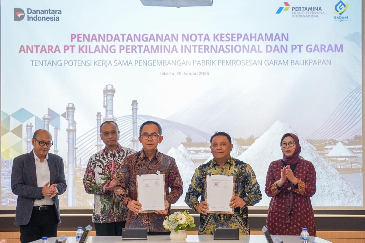 Penandatanganan nota kesepahaman (MoU) oleh Direktur Utama KPI Taufik Aditiyawarman dan Direktur Utama PT Garam, Abraham Mose. (Rabu, 28/01).