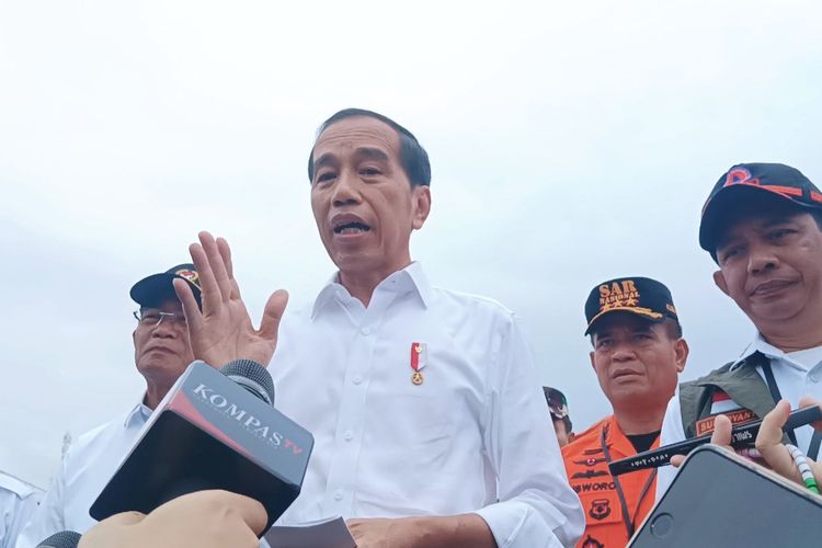 Presiden Joko Widodo saat memberikan keterangan pers posko pengungsian Batu Taba, Kabupaten Agam, Sumatera Barat (Sumbar), Selasa (23/5/2024). 