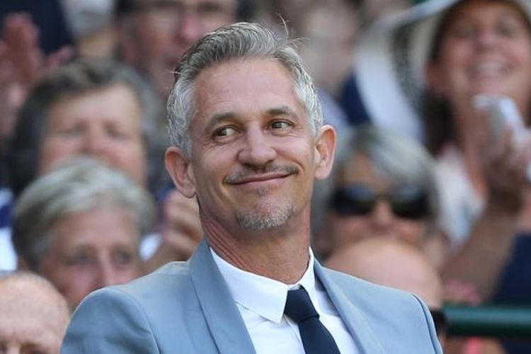 Gary Lineker berdiri di royal box saat Roger Federer melawan Samuel Groth pada Kejuaraan Wimbledon, 4 Juli 2015.