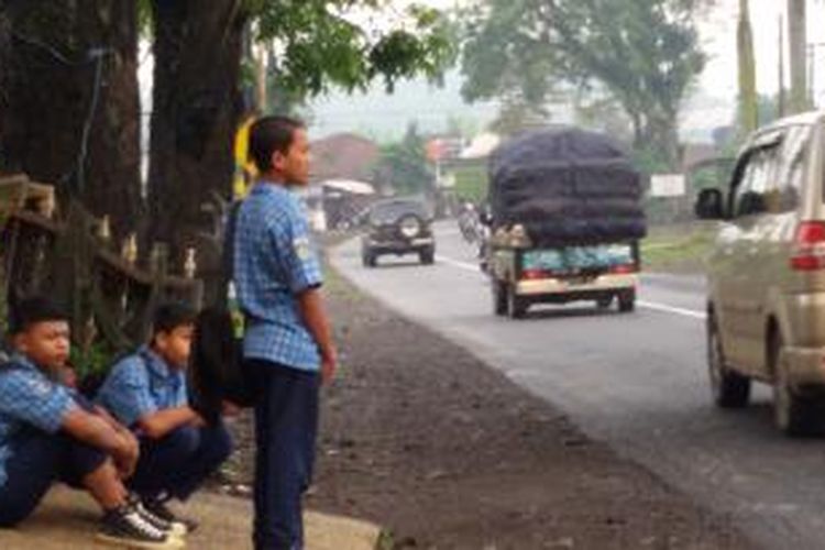 Pelajar masih berharap akan ada angkutan umum yang mengakut mereka untuk pergi ke sekolahnya, Selasa (19/11/2014) pagi.