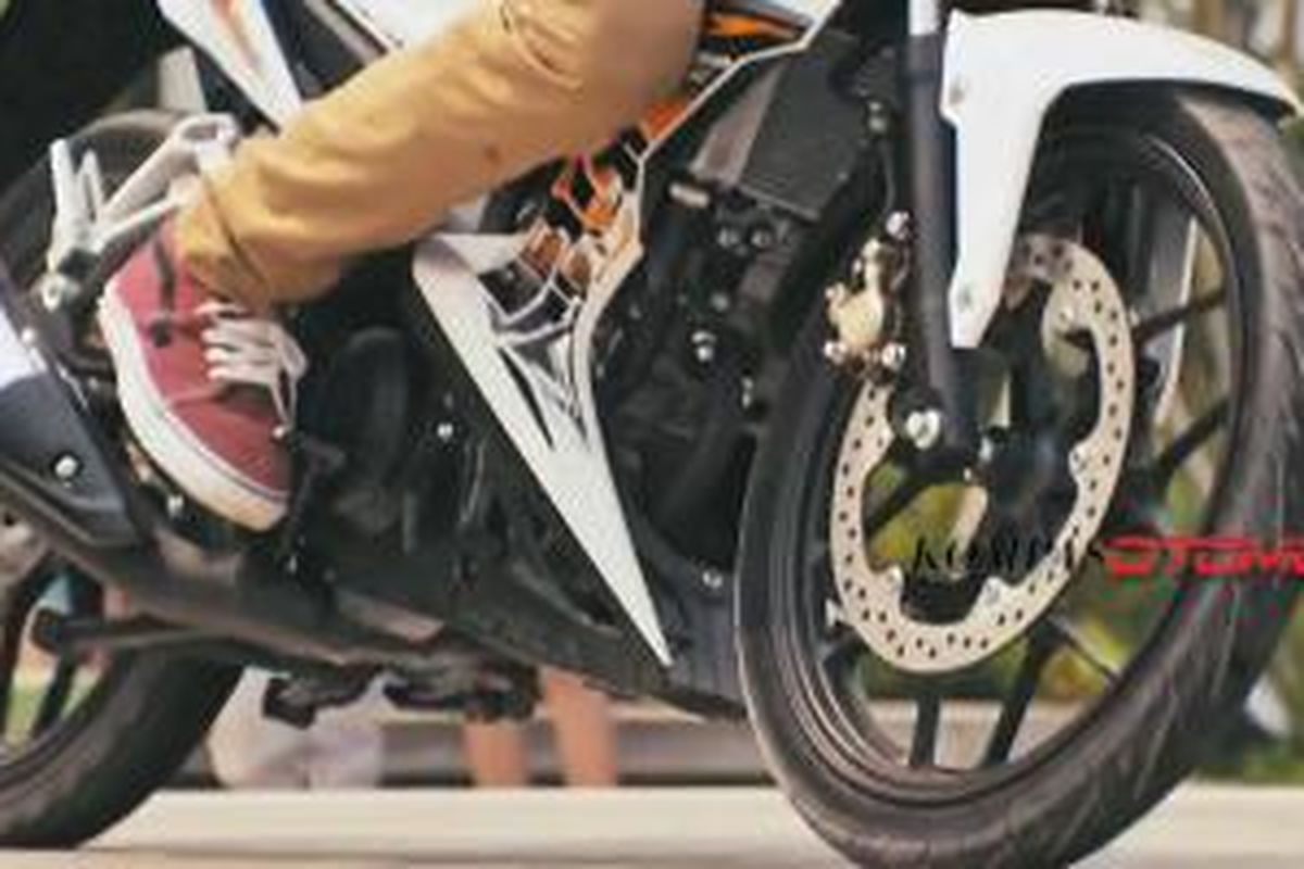 Penggalan bodi bagian bawah Honda Sonic 150R di-capture dari Youtube.