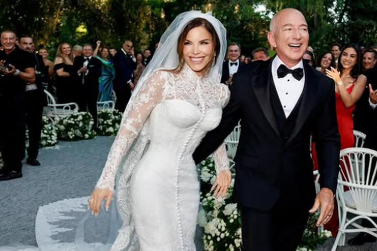 Jeff Bezos dan Lauren Sanchez pada hari pernikahan mereka di Venesia, Italia, Jumat (27/6/2025).