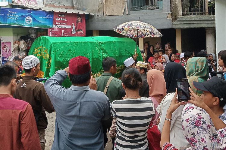 Puluhan warga melayat jenazah FAN (8) di Kecamatan Megamendung Puncak Bogor, Rabu (3/7/2019)