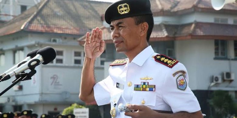 Foto-foto Mantan Komandan Satuan Kapal Selam TNI AL Kolonel Laut (P) Iwa Kartiwan semasa masih sehat dan bertugas yang kini terbaring sakit di kediamannya Tasikmalaya.