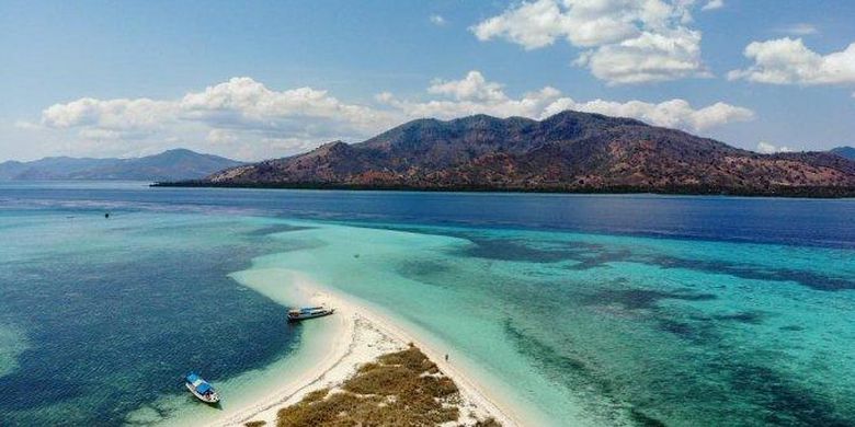Keindahan Pulau Pangabatang di Teluk Maumere, Sikka, Flores, Nusa Tenggara Timur. 