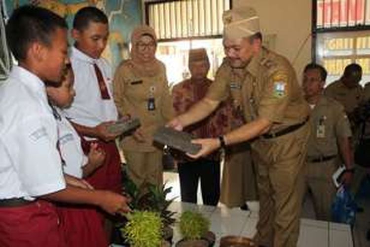 Wakil Bupati Semarang Ngesti Nugraha memperhatikan dengan saksama batasam   buatan para siswa SDN 03 Tegalwaton.