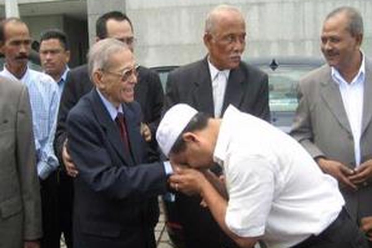 Tgk Hasan Muhammad Ditiro disambut warga setibanya di Bandara Subang, Kuala Lumpur, Malaysia, Sabtu (4/10).