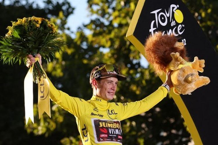 Pebalap sepeda asal Denmark milik tim Jumbo-Visma, Jonas Vingegaard, merayakan keberhasilan menjadi juara Tour de France 2022, Minggu (24/7/2022).