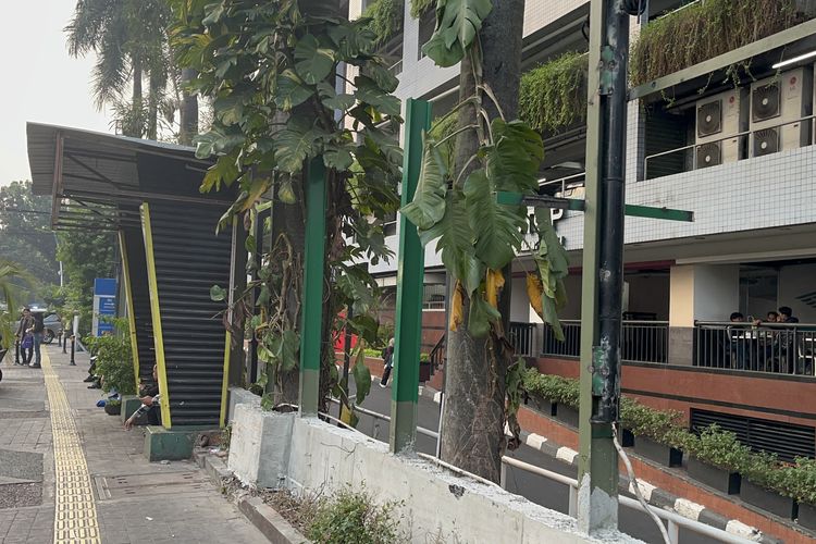 Pagar Gedung Blok M Plaza Jaksel Diperbaiki, Disebut Bakal Ditinggikan