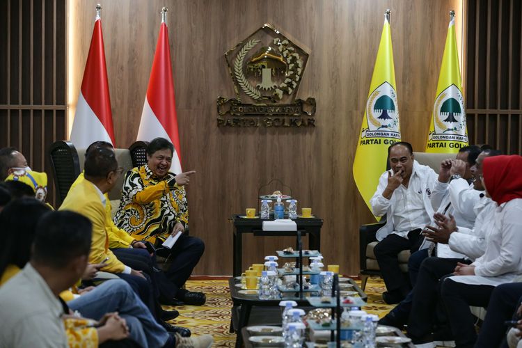 Ketua Umum Partai Golkar Airlangga Hartarto mengadakan pertemuan dengan kelompok relawan Joko Widodo di Kantor DPP Partai Golkar, Slipi, Jakarta, Senin (7/11/2022).