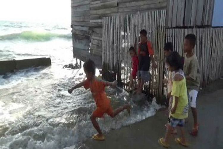 Puluhan rumah di sepanjang pantai Ujung, Polewali Mandar, terancam ambruk Lantaran dihantam gelombang tinggi.