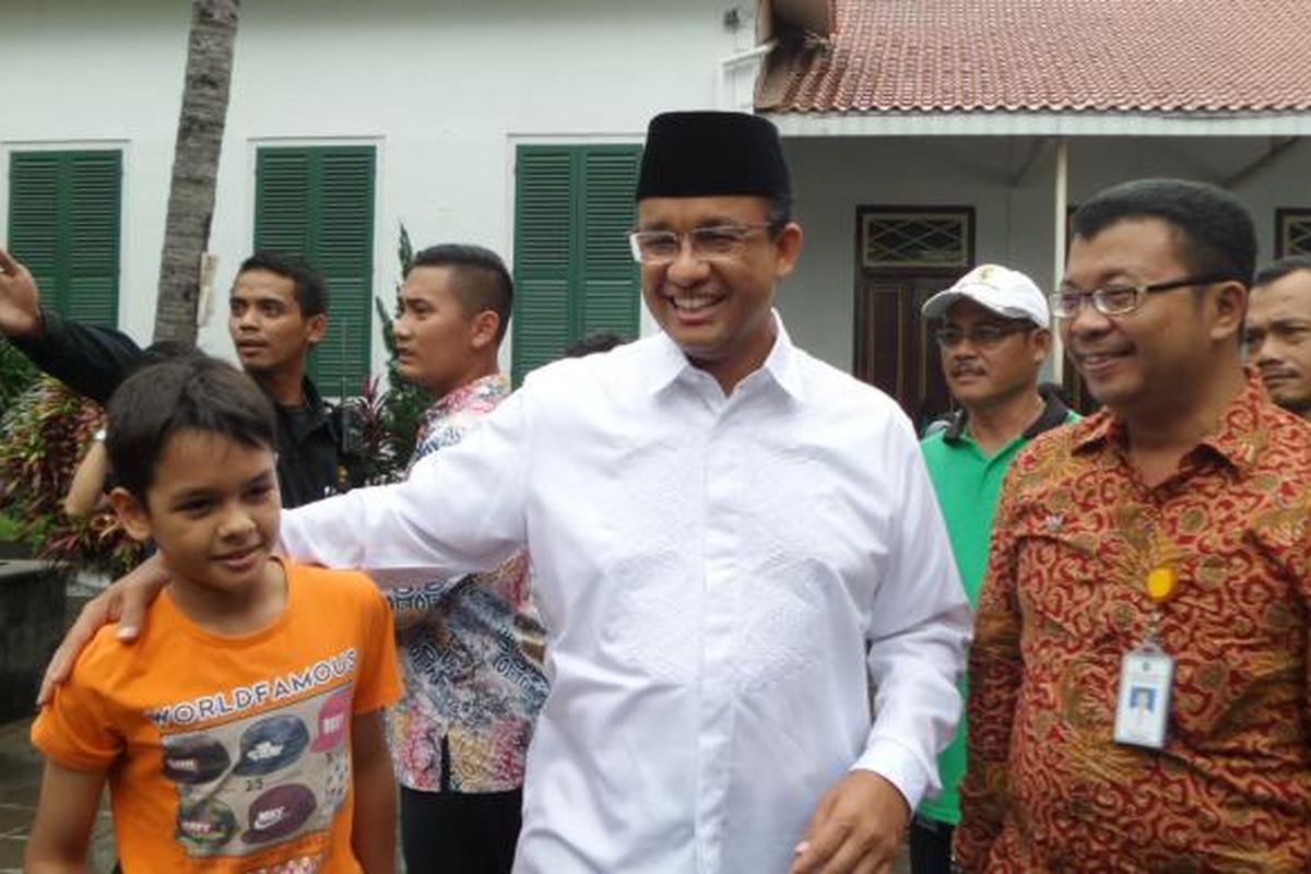 Calon gubernur DKI Jakarta Anies Baswedan bersama anaknya, Kaisar Hakam, saat berkunjung ke Museum Fatahillah, Jakarta Barat, Minggu (12/2/2017) sore. Anies mengisi masa tenangnya dengan mengajak keluarganya berwisata ke museum.