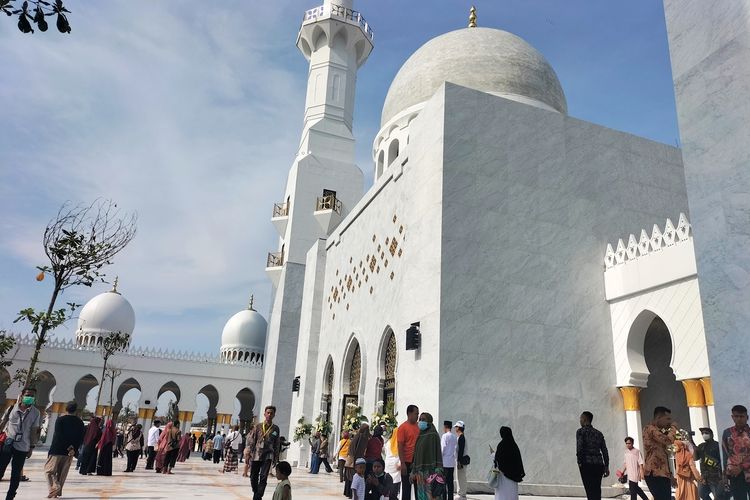 Seusai peresmian, Masjid Raya Sheikh Zayed Solo langsung digeruduk ratusan warga yang penasaran dengan kemegahan bangunannya. Mereka langsung melakukan selfi diarea taman, pada Senin (14/11/2022).
