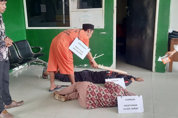 Rekonstruksi kasus pembunuhan satu keluarga di Muba yang berlangsung di Polda Sumatera Selatan, Rabu (10/1/2024).