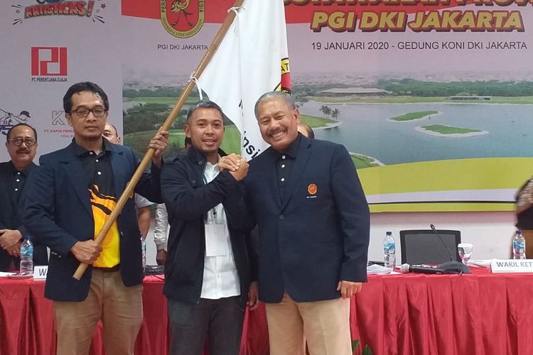 Ketua Umum terpilih Persatuan Golf Indonesia (PGI) DKI Jakarta Raya (Jaya) periode 2020-2024 Reza Ihsan Rajasa (kiri) menerima bendera dari Ketua Umum sebelumnya Ferrial Sofyan, usai Musyawarah Provinsi PGI DKI Jaya, di Gedung Komite Olahraga Nasional Indonesia (KONI) DKI Jakarta, Minggu (19/1/2020).