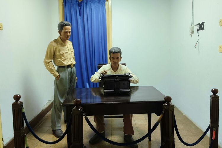 Diorama Sayuti Melik saat mengetik naskah proklamasi kemerdekaan Indonesia ditemani BM Diah, di Rumah Laksamana Maeda, Museum Perumusan Naskah Proklamasi, Jakarta Pusat, Minggu (3/8/2025).