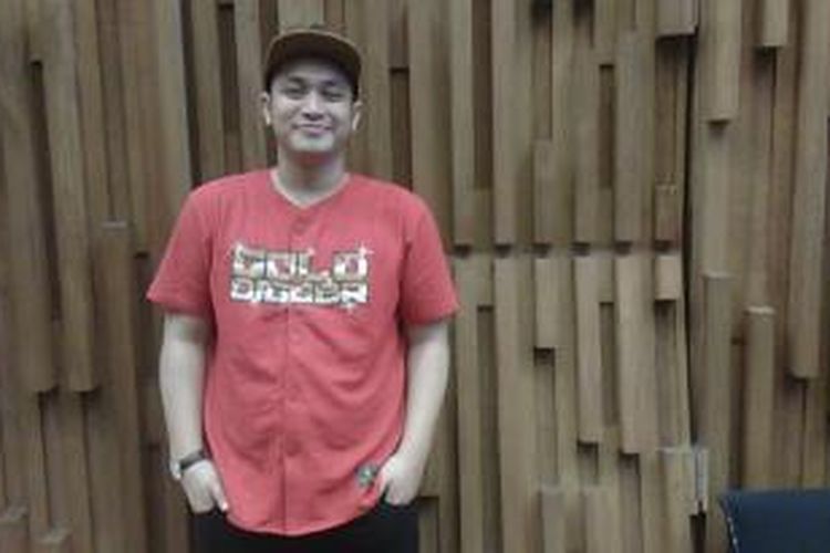 Pembawa acara Gilang Dirga yang gemar menirukan beragam suara tokoh ternama diabadikan di Senayan City, Senayan, Jakarta, Kamis (7/1/2016).