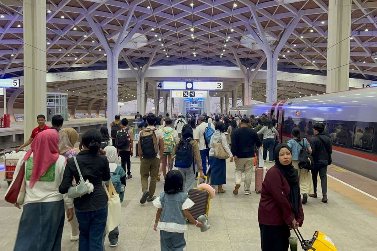 Penumpang di Stasiun Whoosh, Sabtu (16/8/2025).