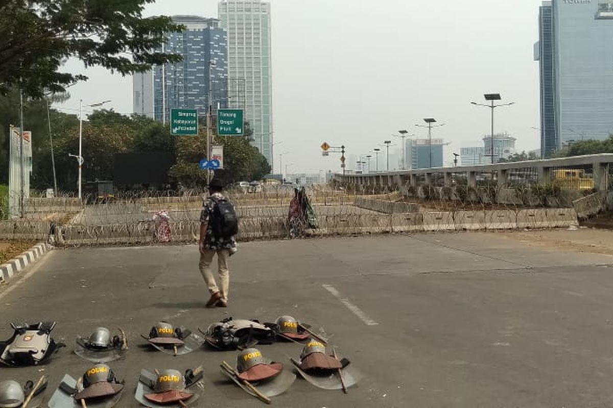 Kepolisian menutup Jalan Gatot Subroto menuju depan Gedung DPR, Senin (30/9/2019).