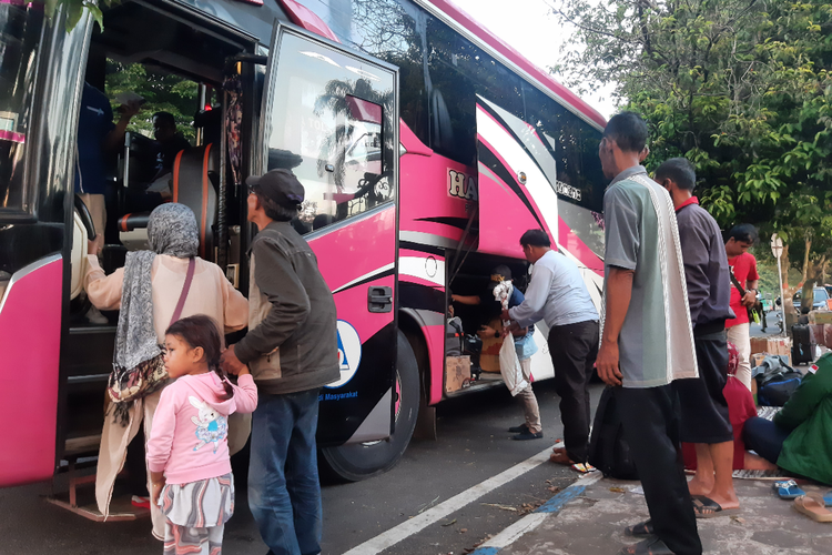 Pemudik dari Lumajang memilih terlambat balik untuk hindari macet dan berharap dapat tiket murah, Minggu (15/5/2022)