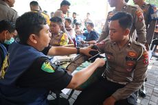Personil Pengamanan TPS Pemilu di Situbondo Diperiksa Kadar Gula dan Kesehatan Jantung