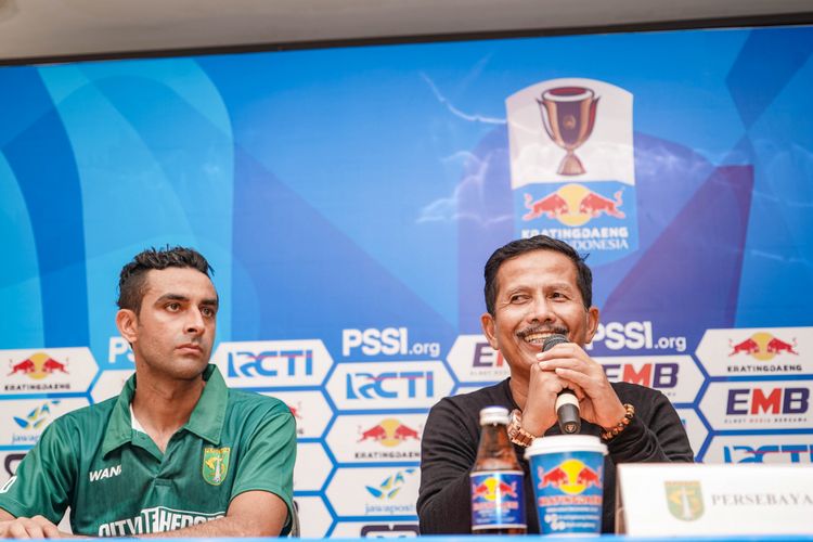 Pelatih Persebaya Surabaya, Djajang Nurdjaman bersama Otavio Dutra.