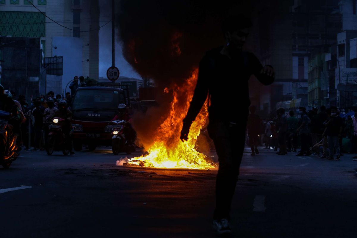 Masa membakar ban ditengah jalan di Kawasan Tanah Abang, Jakarta Pusat, Kamis (8/10/2020).