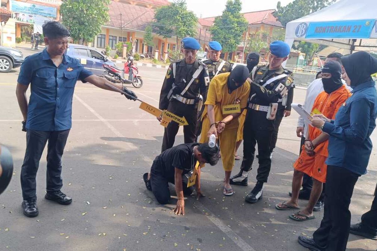 Suasana rekontruksi penganiayaan dua oknum TNI terhadap warga sipil hingga tewas oleh Denpom III/4 Serang. Rabu (14/5/2025).