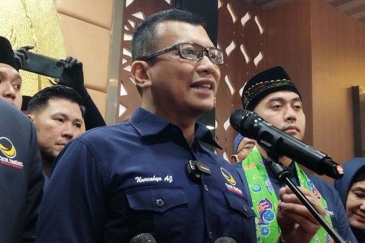 Ketua DPW Nasdem DKI Nurcahyo Anggorojati usai mendaftarkan bakal calon legislatif (bacaleg) di kantor Komisi Pemilihan Umum (KPU) DKI, Senen, Jakarta Pusat, Kamis (11/5/2023). (KOMPAS.com/XENA OLIVIA)