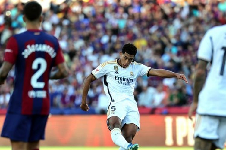 Gelandang Real Madrid, Jude Bellingham, saat mencetak gol penyama kedudukan dalam lanjutan Liga Spanyol 2023-2024 yang mempertemukan Barcelona vs Real Madrid di Stadion Olimpiade Lluis Companys pada 28 Oktober 2023. (Photo by LLUIS GENE / AFP)