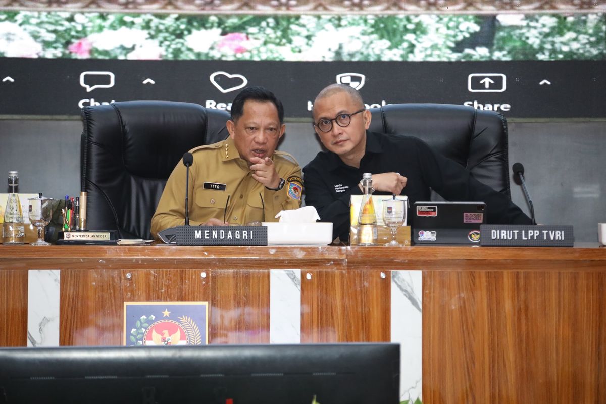 Menteri Dalam Negeri (Mendagri) Muhammad Tito Karnavian bersama Direktur Utama Lembaga Penyiaran Publik TVRI Tubagus Fiki Chikara saat memimpin Rapat Koordinasi Pengendalian Inflasi Daerah yang dirangkaikan dengan Dukungan Pemerintah Daerah pada Kegiatan Nonton Bareng Piala Dunia FIFA 2026 di Gedung Sasana Bhakti Praja (SBP) Kemendagri, Jakarta, Senin (15/6/2026).