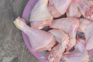 4 Langkah Cairkan Daging Ayam Beku, Bisa Pakai Air Dingin