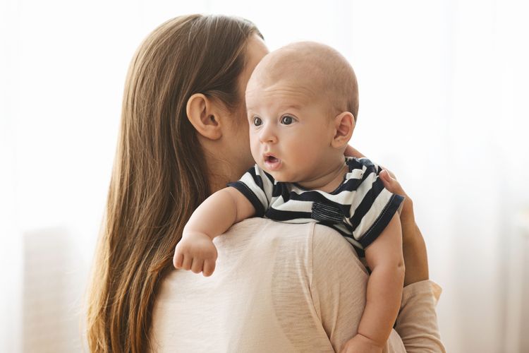 Cara sendawakan bayi baru lahir