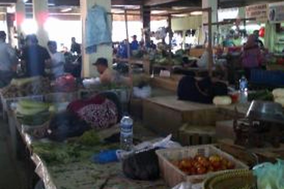 Beberapa pedagang lantai 1 blok B Pasar Minggu tertidur di atas meja dagang yang tak digunakan. Pedagang sekitar mengatakan, mereka tertidur karena saking sepinya pembeli,Pasar Minggu, Jakarta Selatan,Senin (23/9/2013)